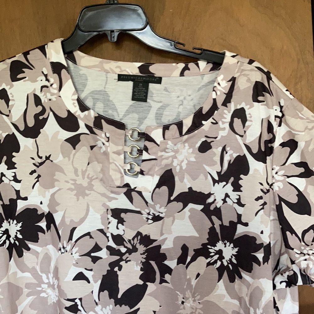 Preswick & Moore top floral print w detail at neckline neutral  3X - Picture 5 of 17